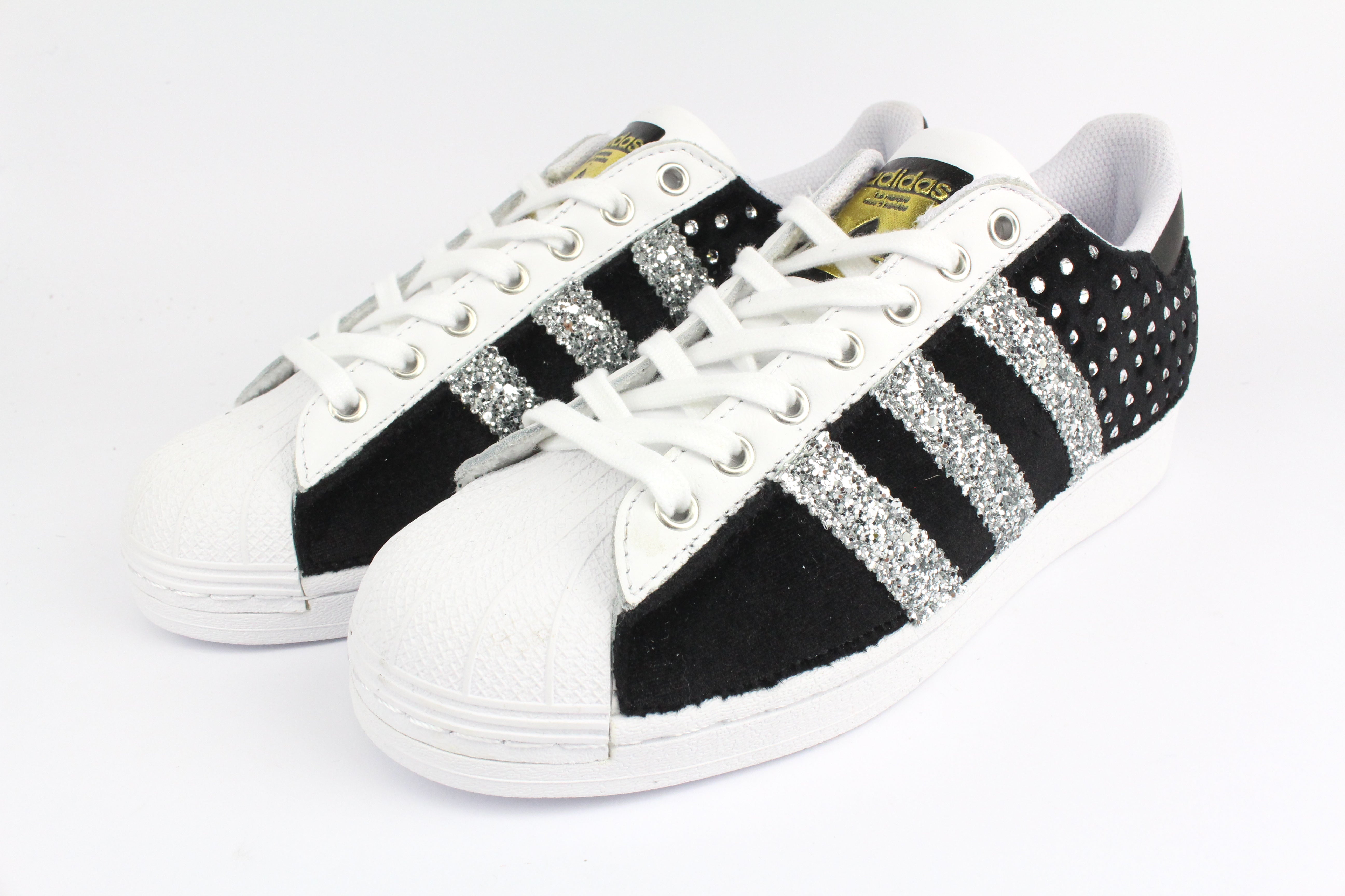 Adidas superstar black and white with jeans best sale